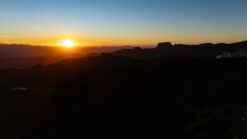 Pôr do sol nas montanhas.
