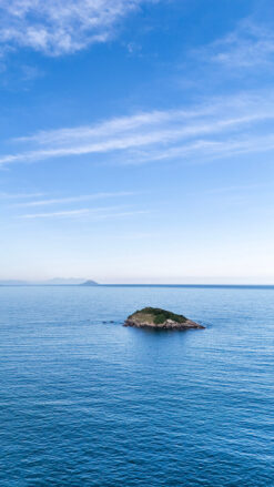 Ilha solitária no horizonte